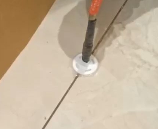 鄱阳瓷砖空鼓维修公司专业解答瓷砖在铺贴过程中，如果没有涂抹均匀到位的粘结材料（如水泥砂浆或瓷砖胶），可能会导致以下问题