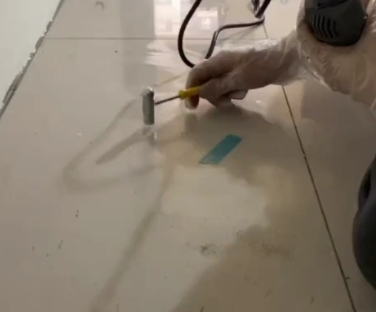 鄱阳瓷砖开裂维修公司专业分享瓷砖在铺贴前如果没有沥干水分，将会导致以下问题